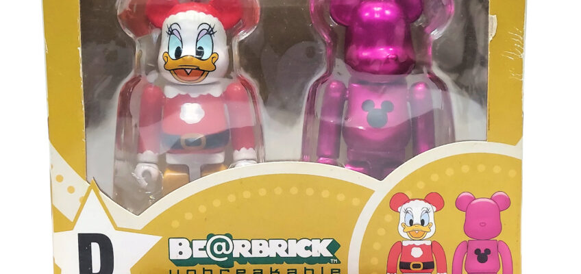 Be@rbrick Happy Kuji Disney Christmas Party: Daisy Duck & Disney Logo 2-Pack (Prize D)